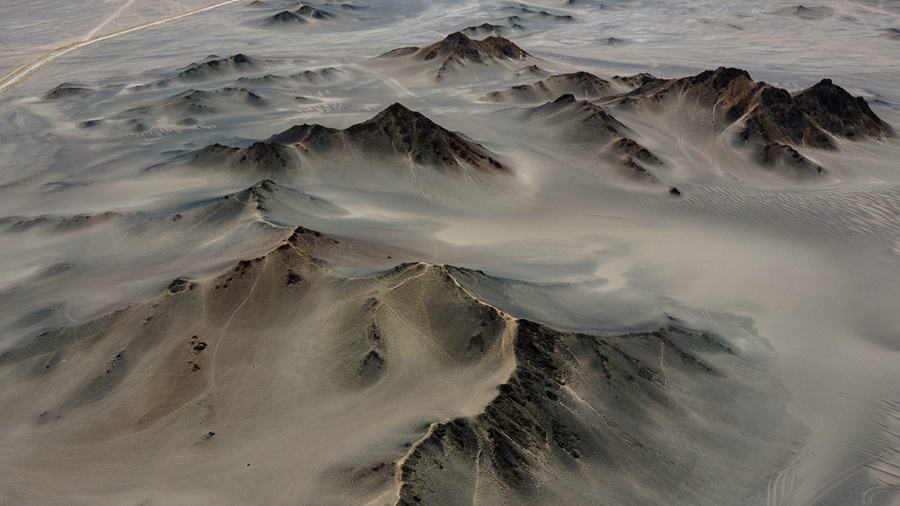 在黑獨(dú)山，感受荒漠中的“水墨丹青”