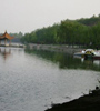 黃水河兩岸生機(jī)盎然，綠意蔥蘢，走在兩岸曲徑通幽的小路上，暗香來襲，沁人心脾，成為西寧市的一處天然氧吧。